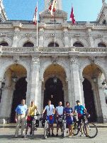 Los jóvenes ciclistas con la concejala ante la Casa Consistorial