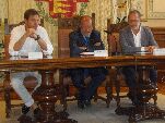 El alcalde y los portavoces municipales del PSOE e Izquierda Unida durante la explicación del proyecto