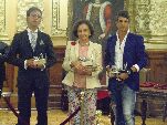 Los tres galardonados con sus trofeos