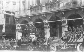 Bomberos posando en la Plaza Mayor en 1908