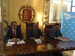 Javier León y José Álvarez comentan el acuerdo en presencia del coordinador de Presidencia