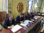 Los alcaldes firman el acuerdo de adhesión en el Salón de Recepciones