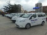 Taxis eléctricos en el exterior de la Cúpula del Milenio