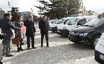 El alcalde y otras autoridades observan varios vehículos eléctricos