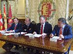 Javier León comenta, en presencia del consejeros y los respectivos alcaldes, los acuerdos suscritos