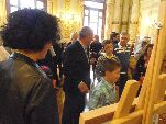 El alcalde comenta con un joven artista una de las obras premiadas