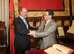 El embajador de Vitnam firma en el Libro de Honor. Despacho de Alcaldía