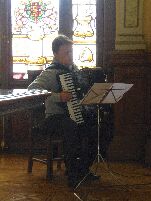 Momento de la actuación del acordeonista