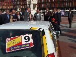 El alcalde y el presidente de Renault, junto a otras autoridades observan uno de los vehículos expuestos