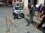 El alcalde en el momento de la salida del vehículo eléctrico desde la Plaza Mayor