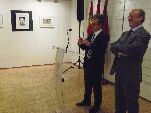 El artista explica la exposición en presencia del alcalde