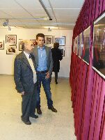 El padre y el hijo del fallecido Luis Laforga visitan la exposición