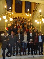 Las autoridades y deportistas asistentes posan en la escalinata de la Casa Consistorial