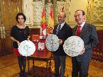 El alcalde, el presidente de la Real Casa de Moneda y la concejala con unas reproducciones de la moneda