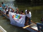 Los embarcados muestran una pancarta de apoyo a Madrid 2020