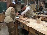 Dos alumnos trabajando la madera