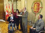 El alcalde con el galardón recibido en materia de accesibilidad