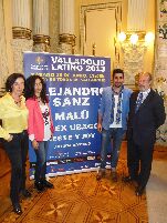 El alcalde y la concejala con el cantante Álex Ubago