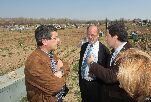 Otro momento de la visita en los terrenos de INEA