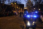 Motorista vigila el desarrollo de una procesión