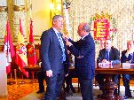 Javier León pone la insignia a José Vicente de los Mozos