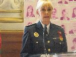 La jefa de la Policía Municipal da lectura al manifiesto