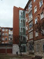 Ascensores exteriores en el barrio Cuatro de Marzo