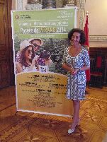 La concejala de Turismo con el cartel anunciador de las rutas